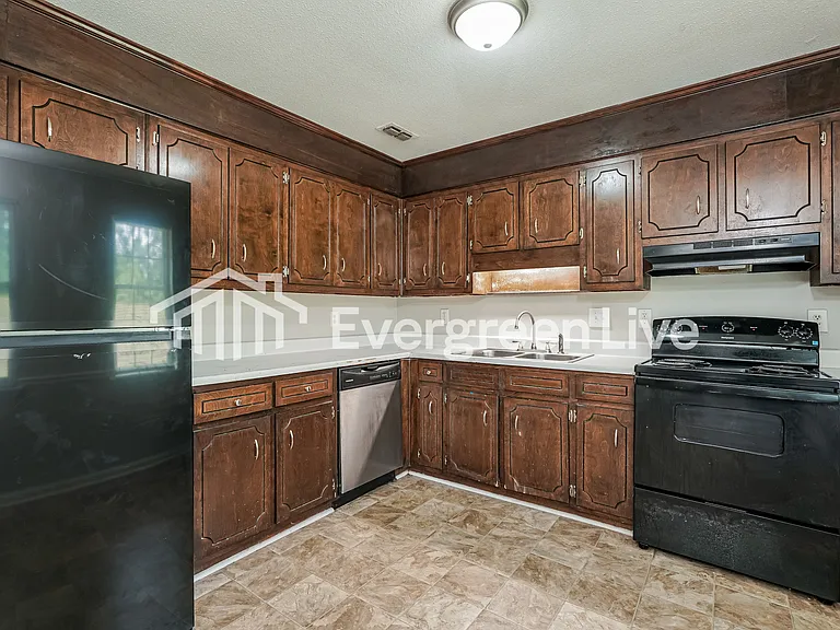 2665 Barclay St — Photo 6