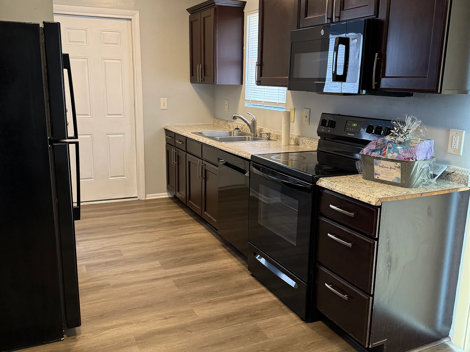 4 bed, 1438 sqft, $1,900 — Photo 2