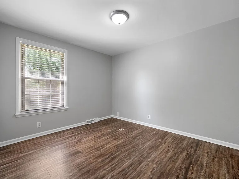 300 Hundred Oaks Dr — Photo 16