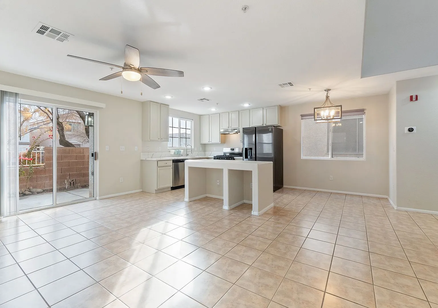 Stylish Gated Community 3 Bedroom Townhome with Solar & Community Amenities! — Photo 2