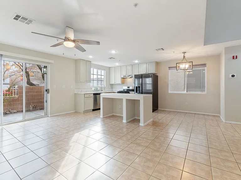 3211 Sunrise Cove Ave — Photo 2