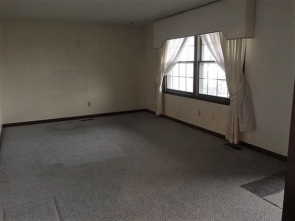 4th image of 319 Maplewood Dr
