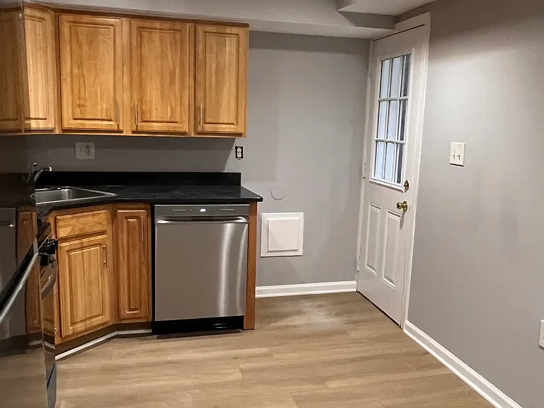 1120 1/2 G St NE #1120-1/2 — Photo 3