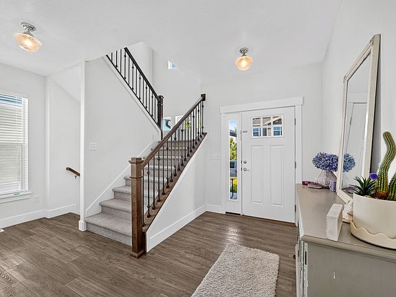 2nd image of 912 E Queensmill Ln S