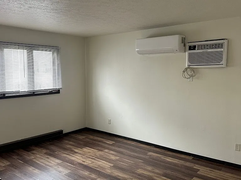 Immaculate Updated 1 & 2 Bedroom with 1 Bath — Photo 10