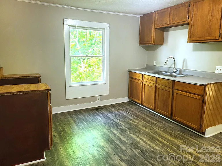 1502 Duncan Dr — Photo 2