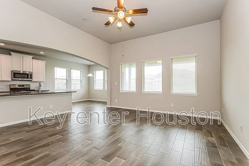 3 bed, 2.0 bath, 2009 sqft, $2,150 — Photo 4