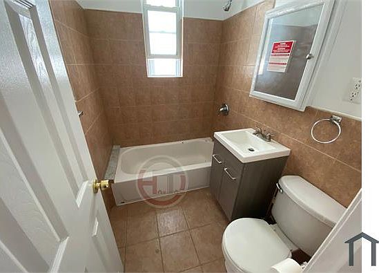 1st image of 1022 E 219th St