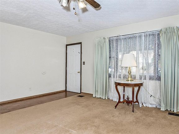 4th image of 37 Hickory Hill Ln