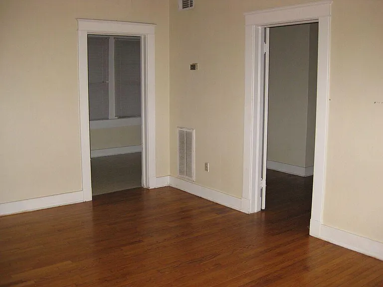 160 E State St — Photo 3