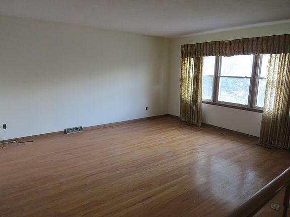 3rd image of 324 Belmont Blvd