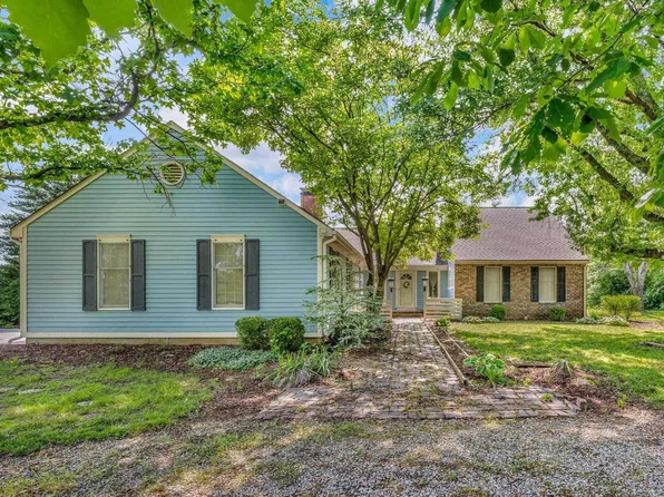 4240 SE McMahan Ct, Tecumseh, KS 66542