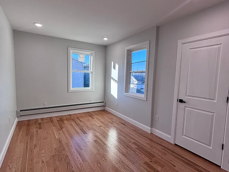 546-550 E 25th St #2 — Photo 5