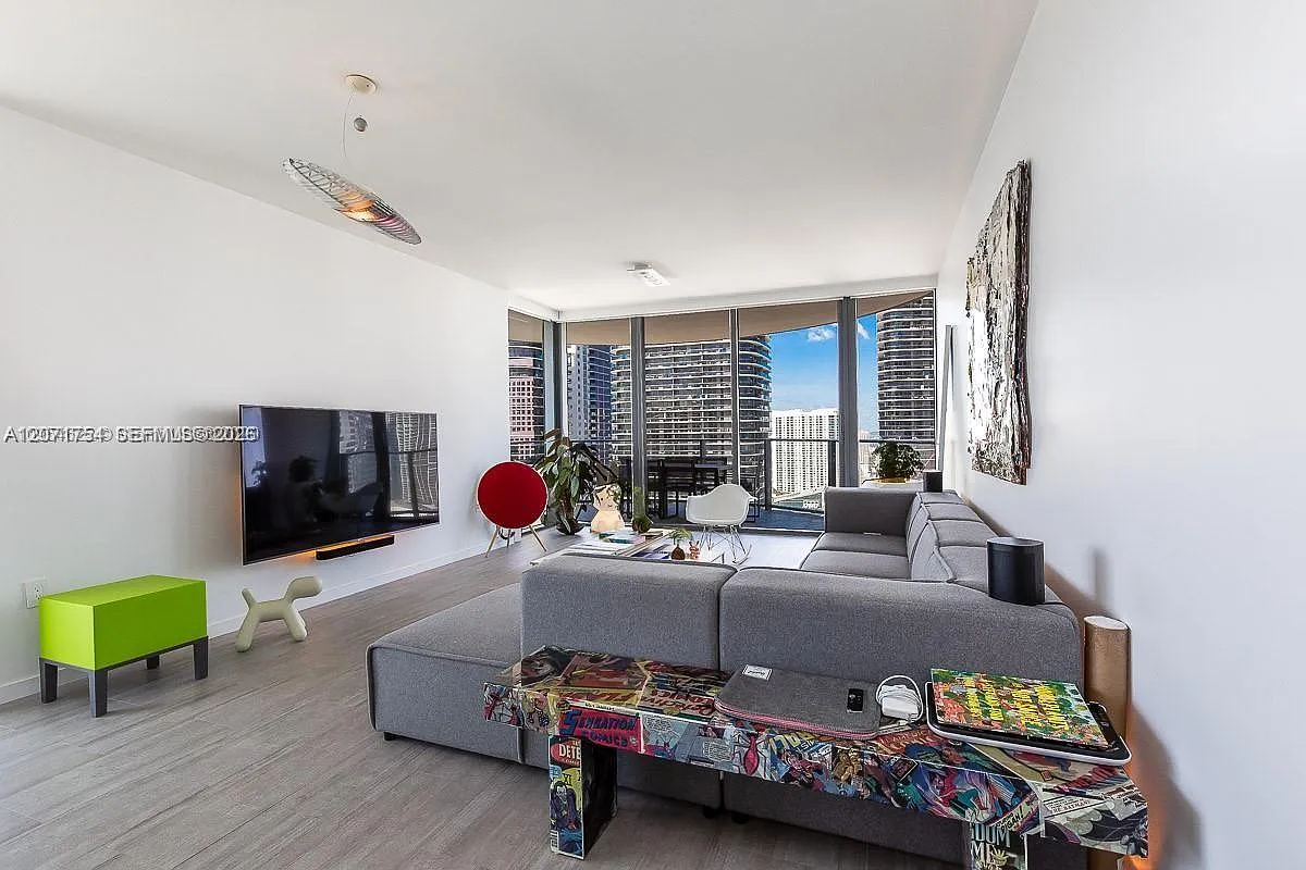 Brickell Flatiron Condo — Photo 1