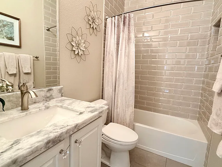 En suite bath to main floor bedroom