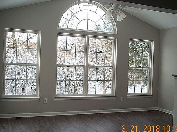 5th image of 95 Easton Manor Dr