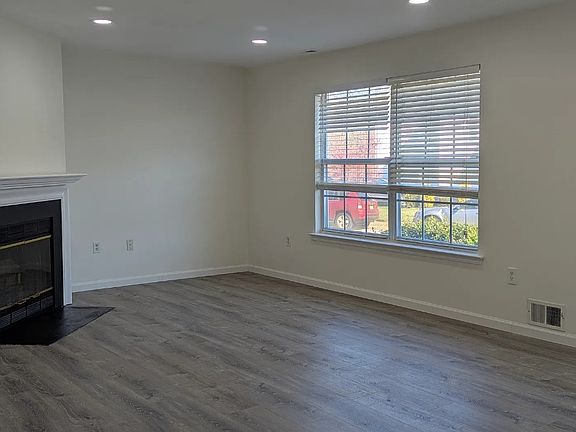 3rd image of 33 Racquet Rd #33