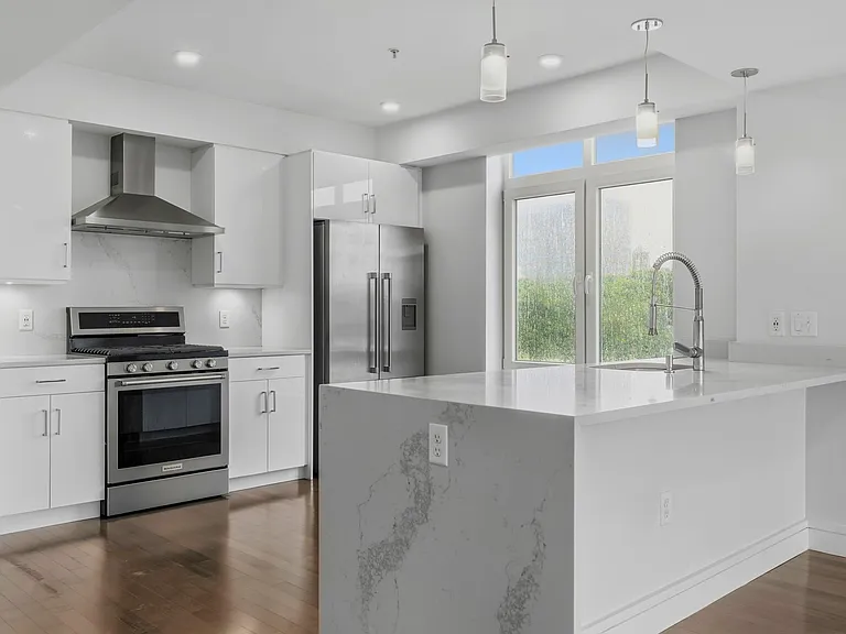 262 Monsignor Obrien Hwy #605 — Photo 1