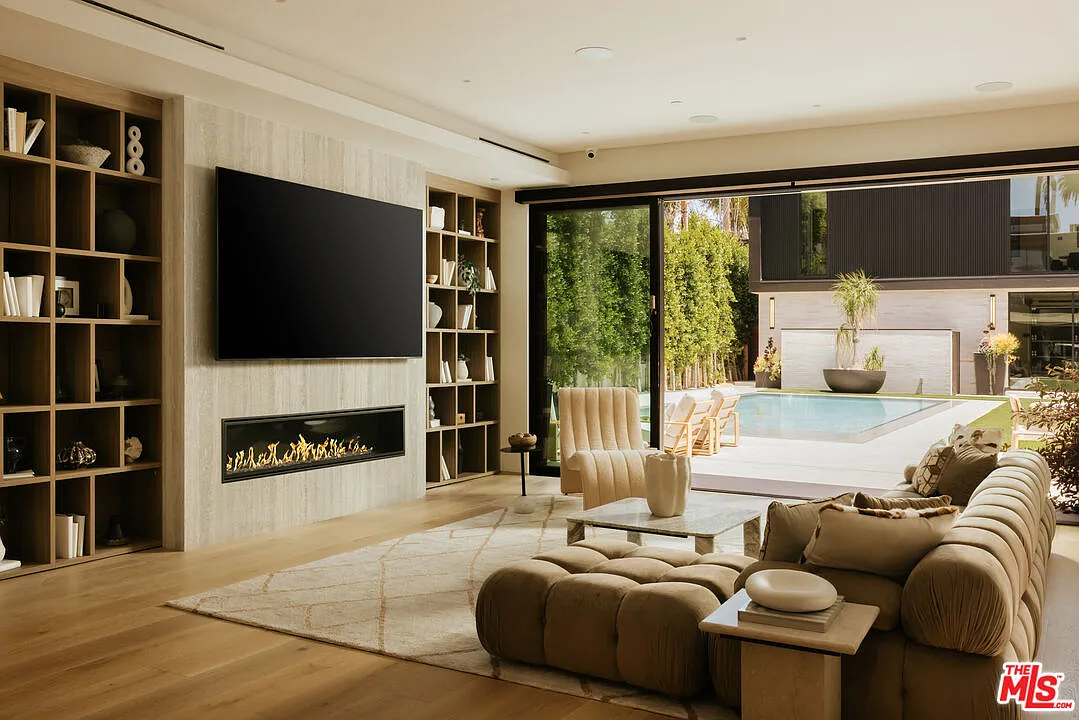 6 bed, 8.0 bath, 8008 sqft, $100,000 — Photo 2