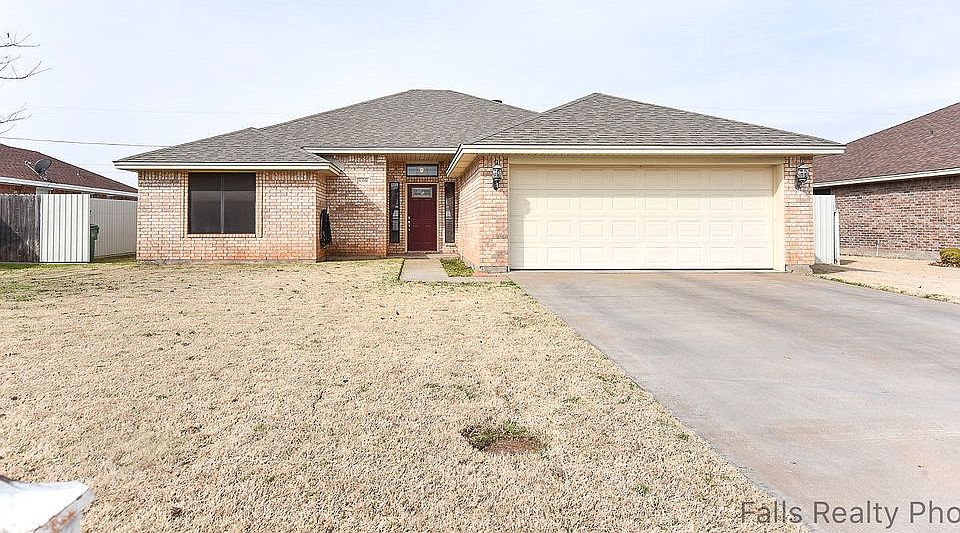 808 Sugarbush Ln, Burkburnett, TX 76354 | Zillow