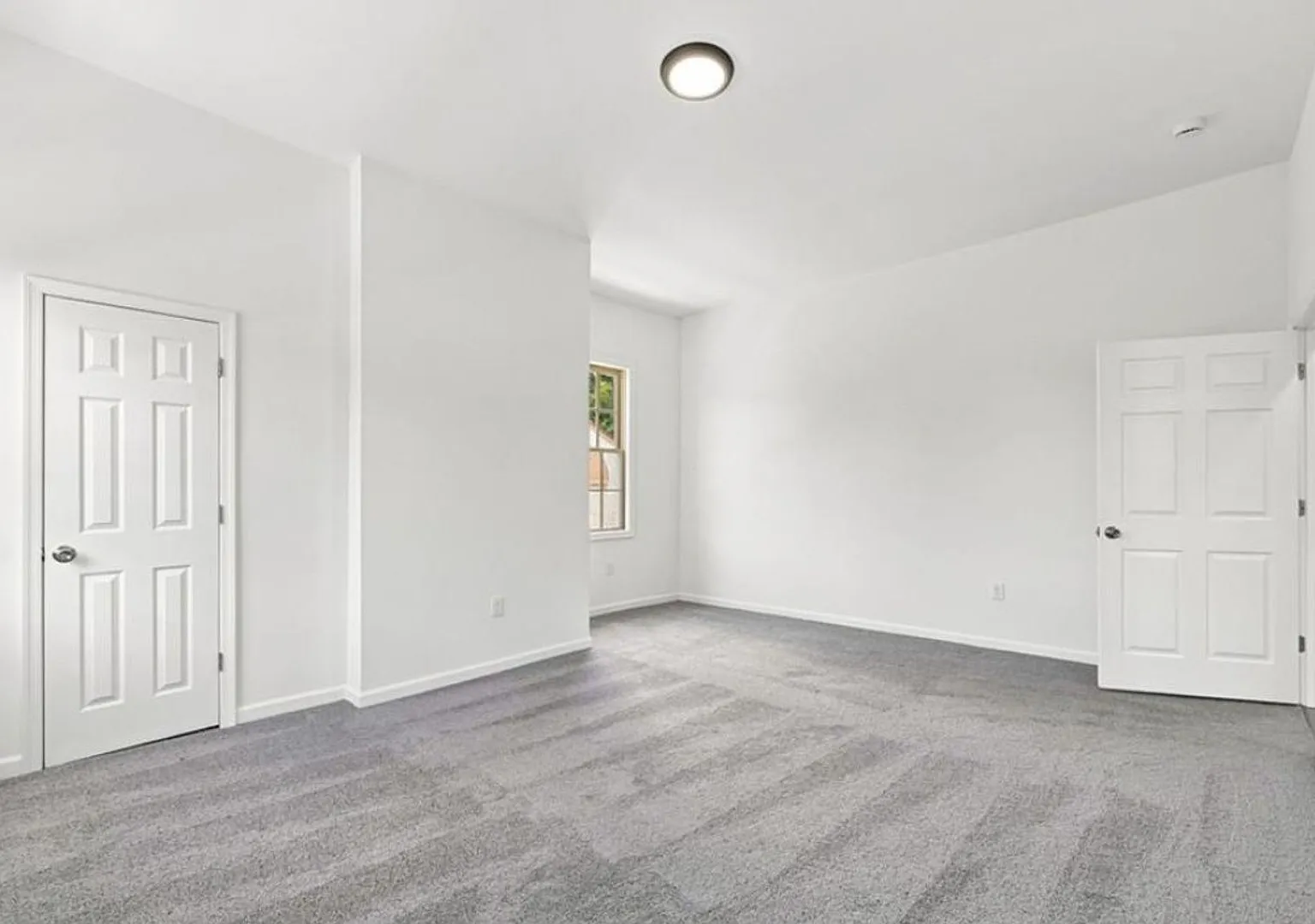 4 Bedroom, 3.5 Bath — Photo 3