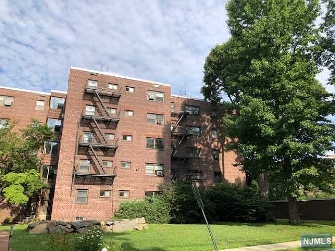 1st image of 401 Park Pl APT 4B