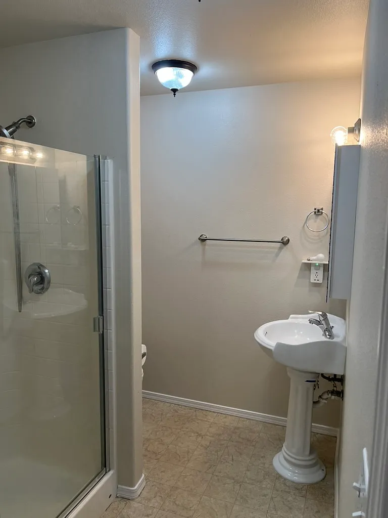 2 bed, 1000 sqft, $2,400 — Photo 1