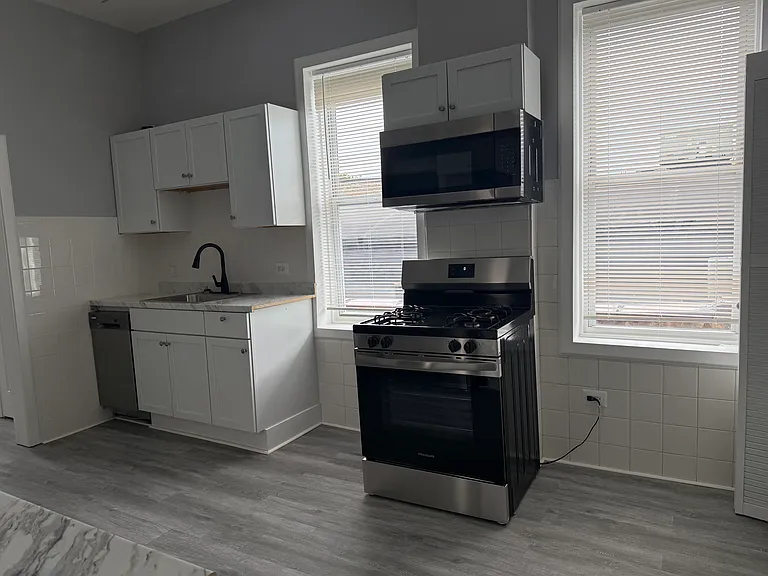 2429 W Division St #3R — Photo 2