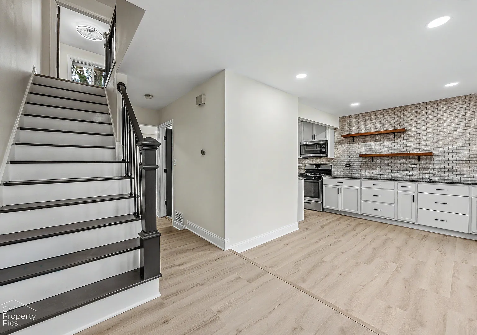 3 bed, 1762 sqft, $2,795 — Photo 2