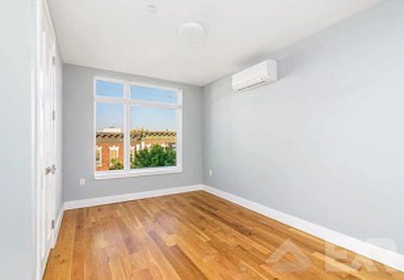 5th image of 244 Howard Ave #205