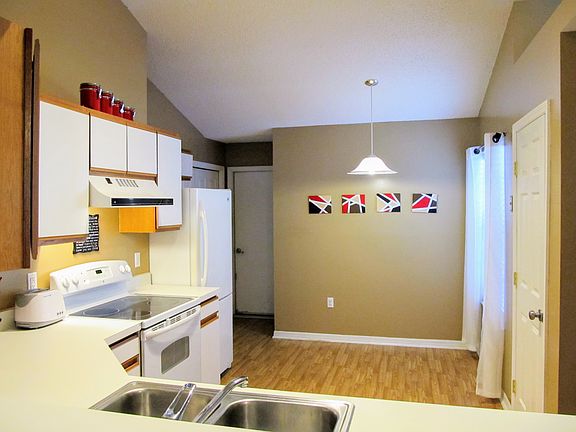3rd image of 401 Morning Creek Cir