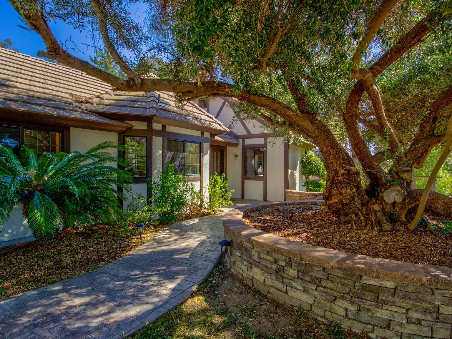 4 bed, 2170 sqft, $5,495 — Photo 4