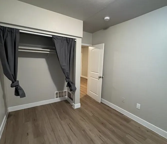 928 W 83rd St #4 — Photo 3