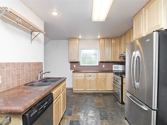 3rd image of 390 Goldstream Rd