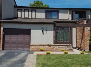 366 Honey Locust Dr, Wheeling, IL