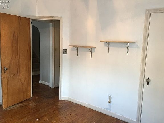 5th image of 108 Schiller Ave