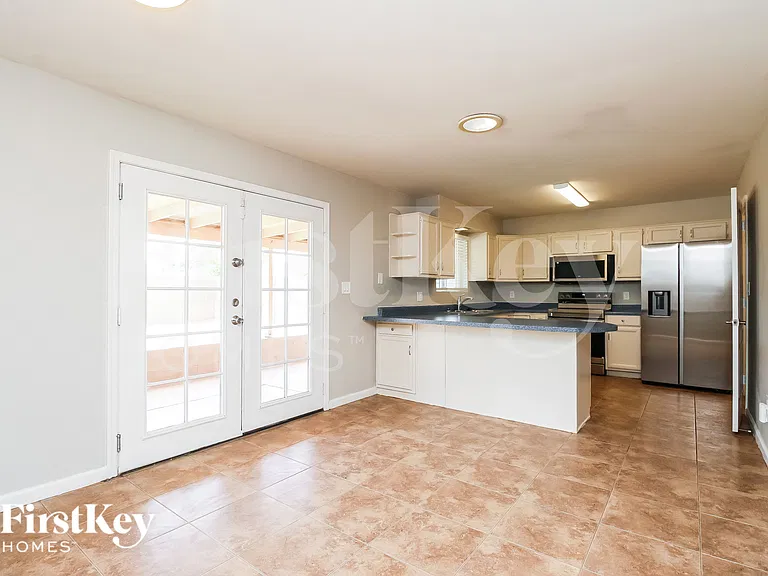 425 E Julie Dr — Photo 6