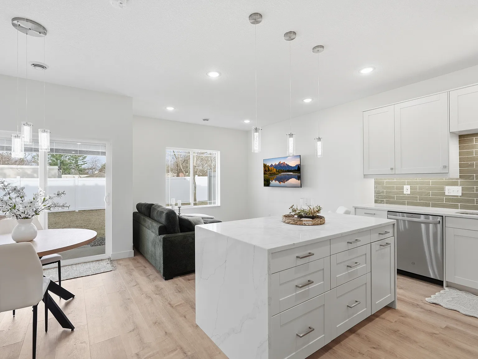2 bed, 2.5 bath, 1306 sqft, $1,995 — Photo 4