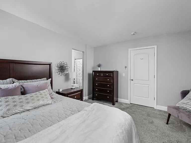 2nd Primary suite with attached bathroom and Large walk in closet