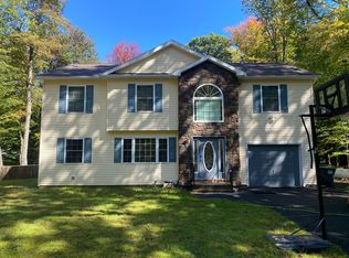 3222 Beech Ridge Dr, Pocono Summit, PA 18346