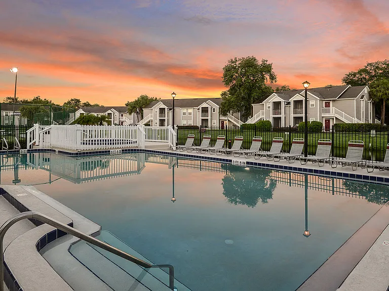 Colonial Pointe Apartments — Photo 10