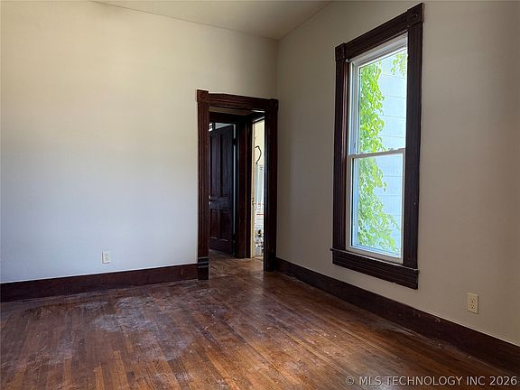 5th image of 512 E 8th St