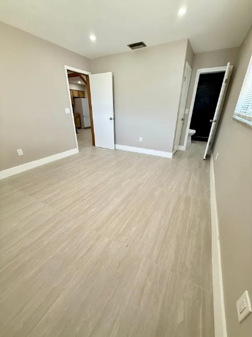 3931 SW 51 St — Photo 2