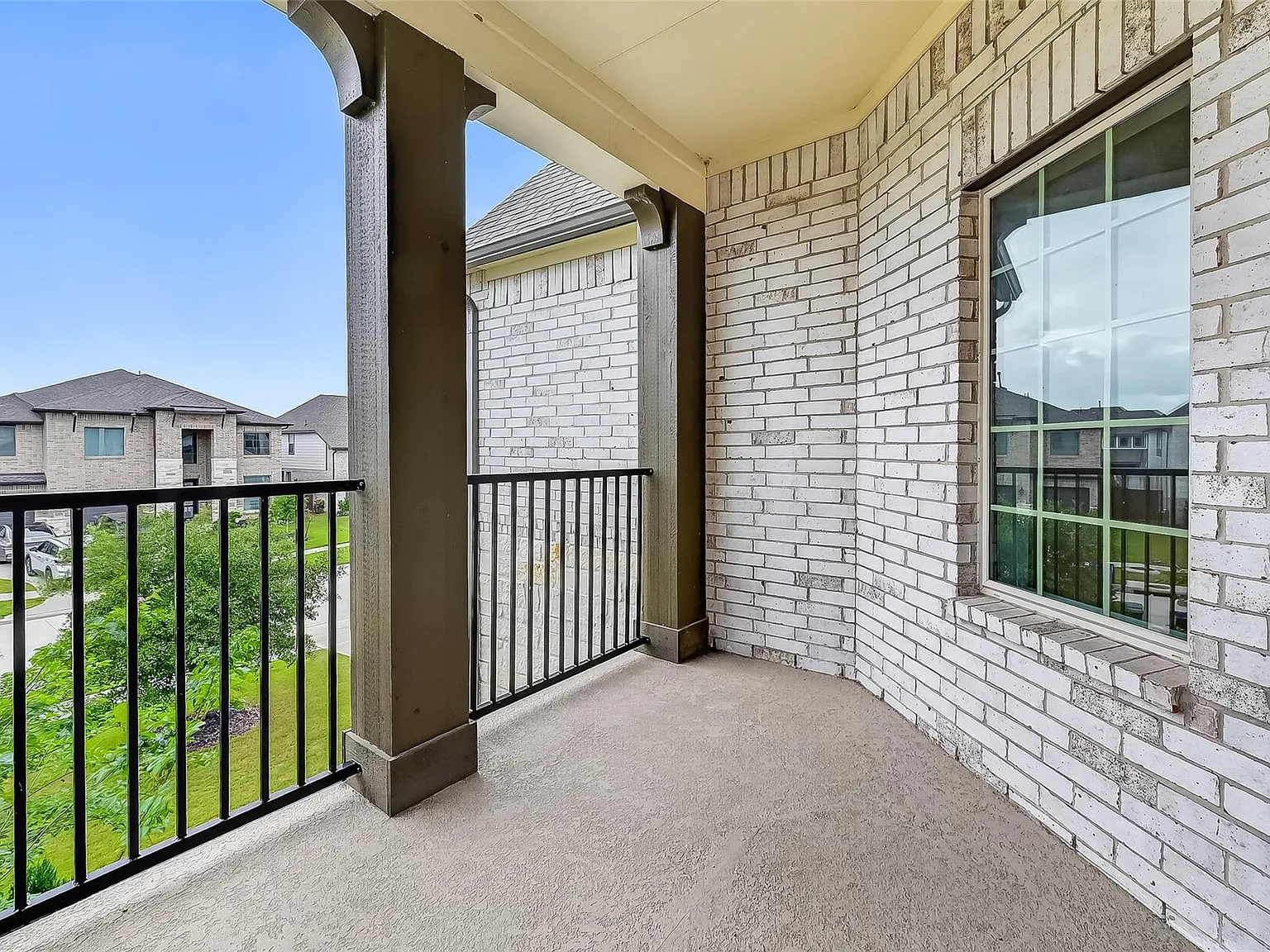 4 bed, 3.5 bath, 3219 sqft, $3,400 — Photo 2