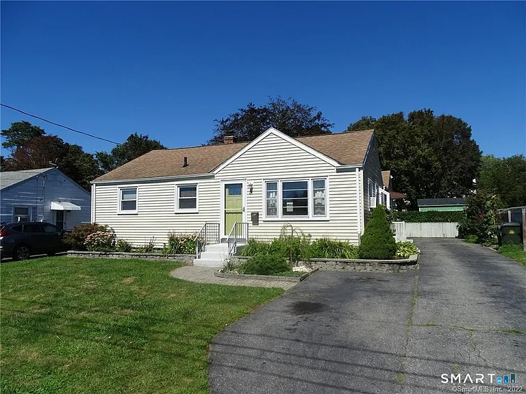 15 Bayshore Dr — Photo 1