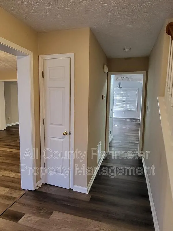 4 bed, 2.5 bath, 2202 sqft, $2,495 — Photo 2