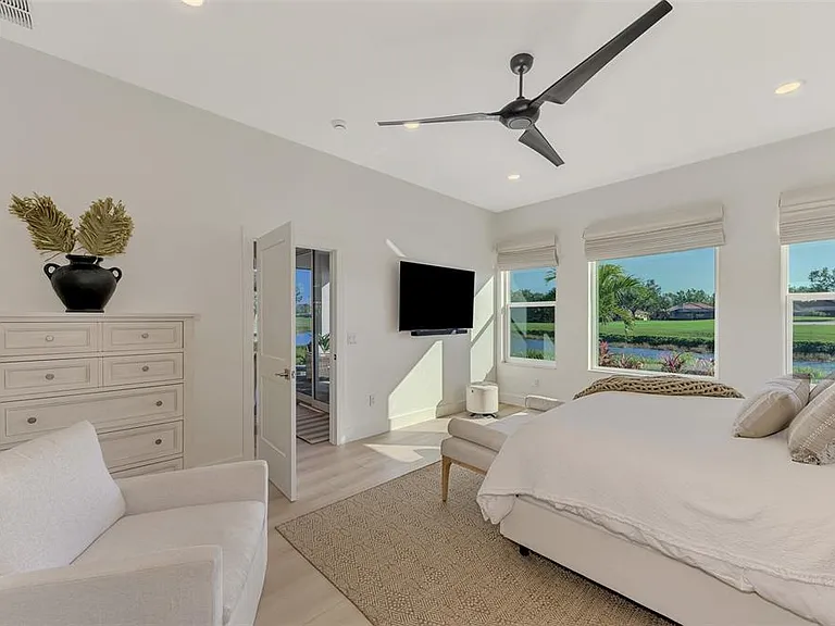 561 Fallbrook Dr — Photo 29