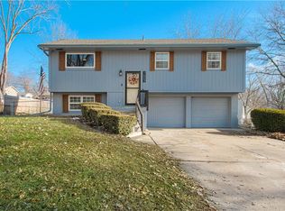 1603 S Skyline Dr, Liberty, MO 64068