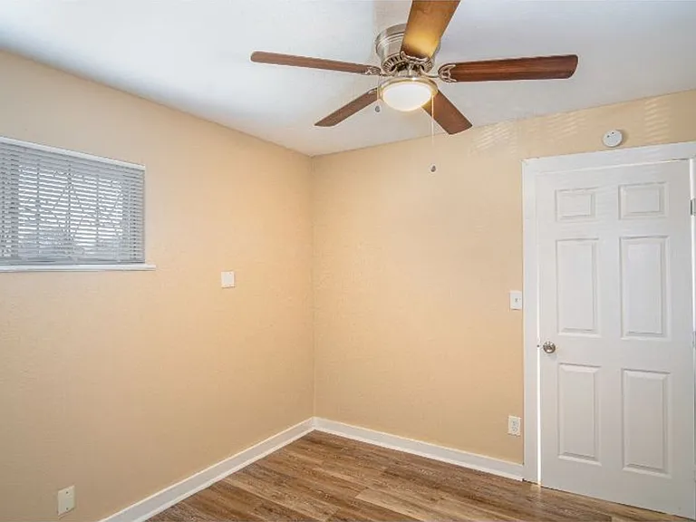 907 Iowa St — Photo 3
