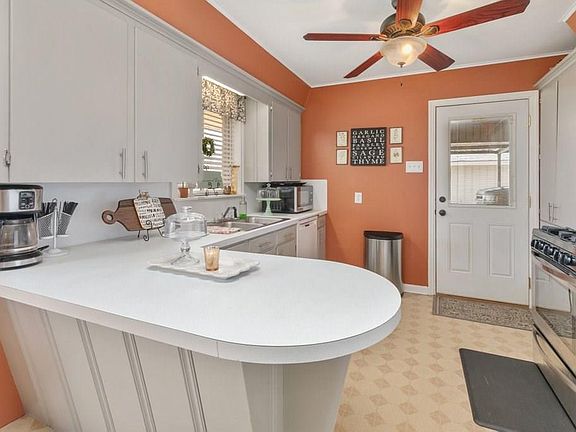 4th image of 1021 Garden Dr